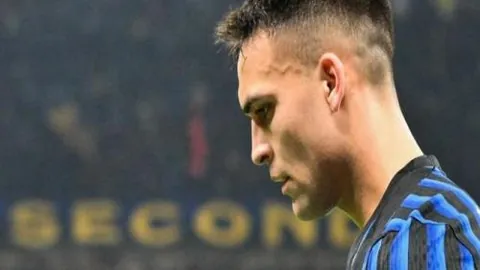 梦幻球星：布冯领队，罗纳尔迪尼奥、卡卡、梅西、C罗聚首